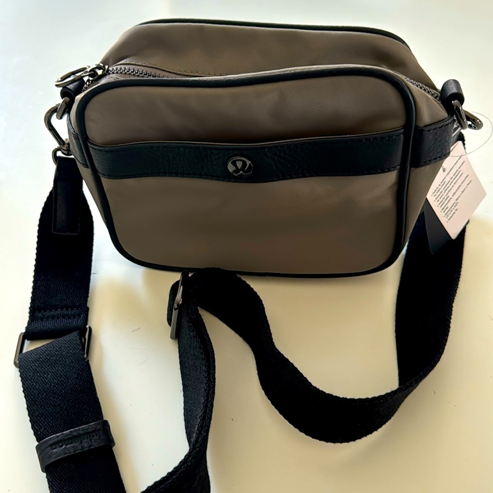 Lululemon NWT mini crossbody